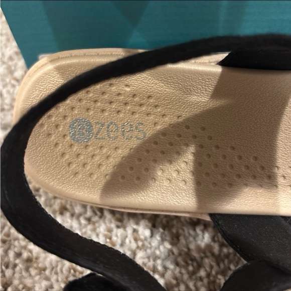 NIB Bzees Bravo Women's Strappy Wedge Sandals in Black Sz 10 - Picture 10 of 12